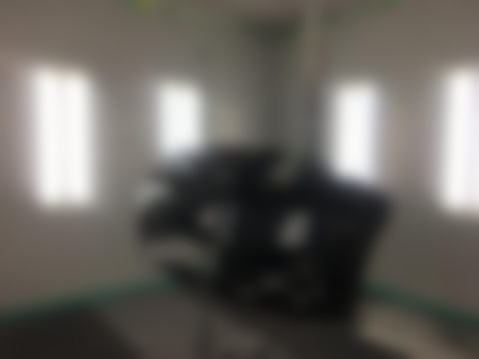 塗装ブースでの作業のようす